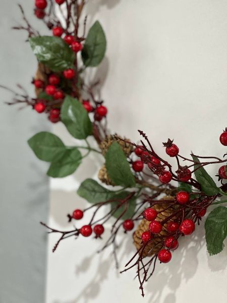 3139 Viburnum wreath with twigs and cones